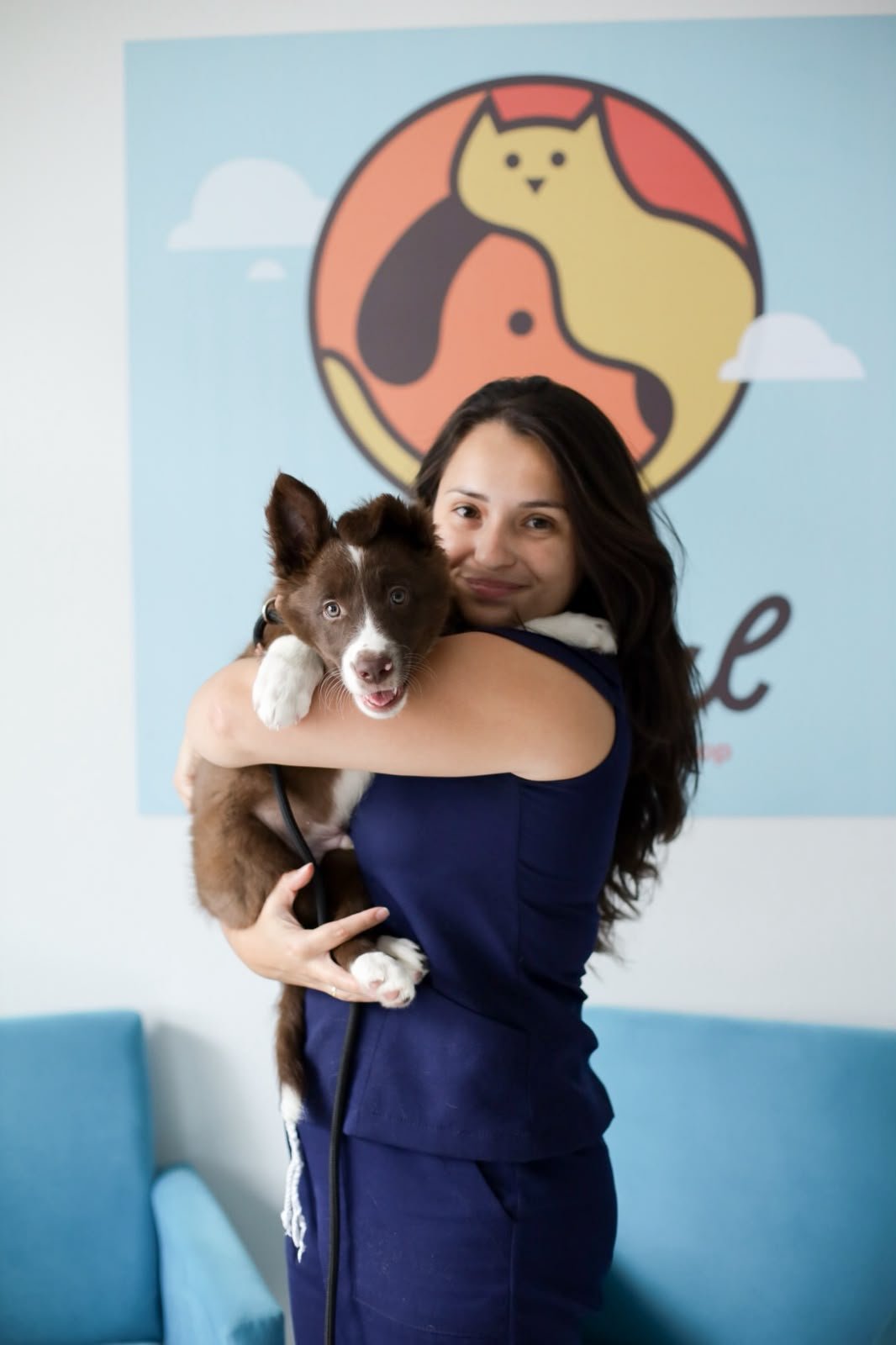 Veterinária segurando um filhote no colo